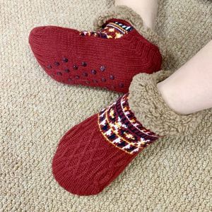 Chaussettes d'hiver chaudes antidérapantes pour l'intérieur, chaussures d'intérieur épaisses pour femmes avec doublure en polaire pour un confort par temps froid - Product Image 1