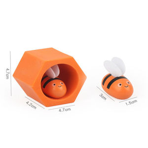 <span class=keywords><strong>Jeu</strong></span> de société Montessori en bois : Abri des abeilles sensoriel doux avec pinces pour la coordination œil-main et l'éducation précoce aux mathématiques pour les enfants - Product Image 5