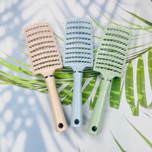 หวีหนังศีรษะโค้งขนาดใหญ่สำหรับผู้หญิงพร้อมฟังก์ชั่นนวด แปรงผมสำหรับเดินทาง พลาสติก สีสุ่ม - Product Image 1