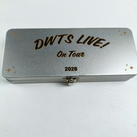 Boîte en étain rectangulaire argentée - Personnalisable avec logo pour l'emballage d'articles de papeterie / cadeaux / outils avec fermeture à cadenas.