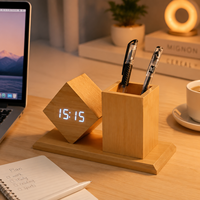 Hochwertiger Neuzugang Elektronischer Digitaler LED-Wecker Schreibtisch-Stifthalter Schlummerfunktion USB-Aufladung Modernes Design Büro