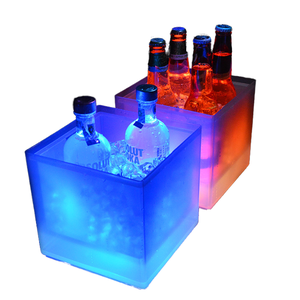 Cubos de hielo iluminados con LED de plástico cuadrado 4L con marcas láser de logotipo personalizable para cerveza de camping para bañeras de bebidas de champán - Product Image 2