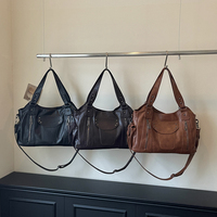 Sac fourre-tout en cuir PU tendance 2026 pour femme, grande capacité, avec rivets, décontracté, pour le quotidien, à porter à l'épaule ou en bandoulière, vente en gros