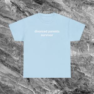 Maglietta Divorced Parents Survivor unisex per adulti, manica corta, girocollo, stampata serigrafica - Product Image 1
