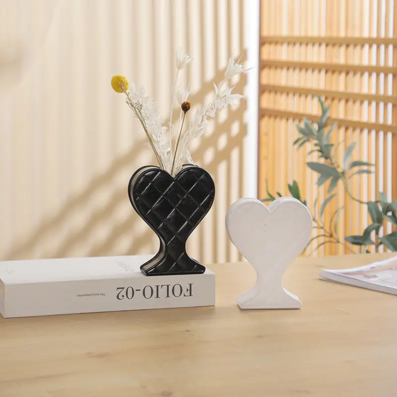 Vas hati Nordic, vas resin putih buatan seni bunga hitam kualitas tinggi untuk desktop rumah potongan dekorasi sederhana