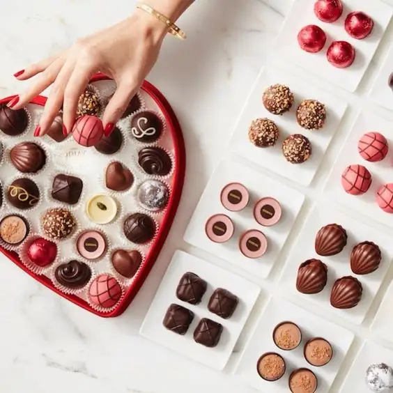 Scatola regalo di cioccolato alla fragola romantica e scatola di fiori di san valentino/matrimonio rosa a forma di cuore