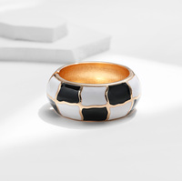Bracelet manchette large plaqué or, design dôme, bijou fantaisie lourd et brillant, accessoire de mode