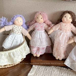 Poupées Waldorf Artisanales en Gros pour l'Éducation des Enfants, avec Robes Amovibles, Jouet en Tissu Apaisant et Émotionnel - Product Image 4