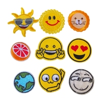 Patch brodé en tissu avec logo personnalisé breloque pour chaussure 2D visage souriant autocollant de broderie sur le dos