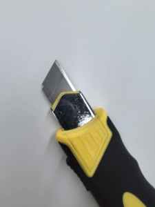 Coltello multiuso in acciaio inossidabile con impugnatura antiscivolo, pulsante di blocco, lama seghettata da 0,7 mm, taglierina per carta da parati da 175 mm, 2 lame, fai da te - Product Image 6