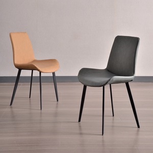 Chaise de salle à manger rembourrée moderne en cuir marron avec pieds noirs pour la maison ou le bureau - Product Image 2
