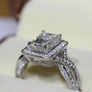 Anello con Diamante Taglio Radiant in Oro Bianco, Colore D Naturale, Anello di Fidanzamento per Donna - Product Image 3