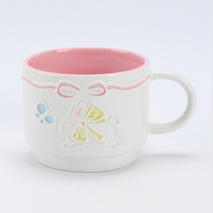 Taza de Cerámica Blanca <span class=keywords><strong>con</strong></span> Letras en Relieve y Decoración de Lazo <span class=keywords><strong>con</strong></span> Borde Azul para una Dulce Mesa de Pascua - Product Image 4