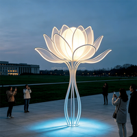 Sculpture lumineuse géante en forme de lotus à structure creuse (acier inoxydable + alliage d'aluminium + abat-jour en acrylique givré + LED RGB)