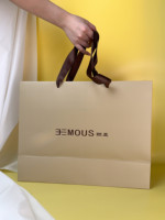 Sacs shopping en papier de luxe personnalisés avec impression couleur, logo en feuille d'or noir, lignes en relief et poignées en corde marron