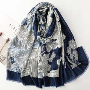 Bufanda <span class=keywords><strong>grande</strong></span> con estampado floral 2025 al por mayor pañuelo de lujo chales de poliéster 180*88cm diseños personalizados chal <span class=keywords><strong>Foulard</strong></span> para mujer - Product Image 3