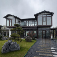 Maison mobile moderne en conteneur avec fenêtres pleine hauteur, balcon et escalier en acier