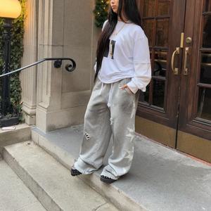 Pantalones Deportivos Unisex con Apliques Bordados Desgastados y Lavado Desgastado - Product Image 4