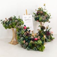 Chemin de table floral vert rétro avec boule de topiaire pour la décoration de réceptions de mariage, de halls d'hôtels et d'événements
