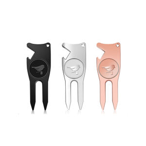 Outil de réparation de divots de golf en métal à pointe unique, style chaussure compensée noire, avec logo gravé personnalisé par le fabricant - Product Image 1