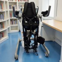 Exosquelette pour membres inférieurs, conçu spécifiquement pour l'entraînement à la marche et à la position debout dans les maisons de retraite