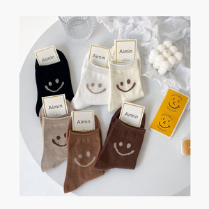 Aceptamos calcetines holgados personalizados para mujer, bonitos calcetines japoneses de algodón peinado blanco, calcetines de dibujos animados con cara sonriente - Product Image 1