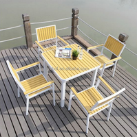 Ensemble de salle à manger de patio pliable toutes saisons 4 places avec table carrée en composite bois-plastique et chaises pliantes pour jardin et balcon