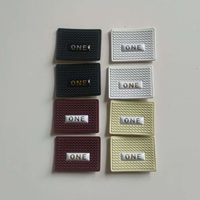 Étiquettes de vêtements en PVC avec logo personnalisé, bord découpé au laser, texture tissée écologique, impression sérigraphique, couture pour vêtements et sacs