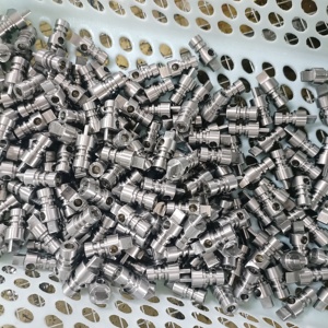Vis en alliage d'aluminium et en acier usinées sur mesure avec tournage et usinage pour les composants des pieds de chaise - Product Image 1