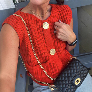 Gilet en tricot coréen à col en V, élégant et tendance, avec boucle plaquée or, à porter en intérieur ou en extérieur, maille standard - Product Image 3