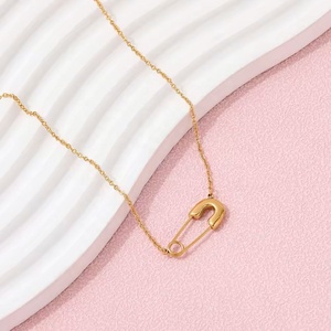 Collier pendentif épingle de sûreté plaqué or 18 carats en acier inoxydable, bijoux personnalisés, vente en gros - Product Image 3