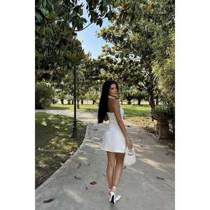 Robe mini moulante blanche Belinda sans bretelles avec imprimé cristal, col halter, taille empire, en satin tricoté pour club - Product Image 1