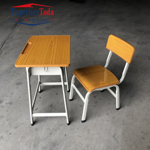 Ensemble de chaises d'écolier robustes et très vendues, avec bureau individuel, structure métallique, plateau en MDF, porte-stylo et porte-sac - Product Image 1
