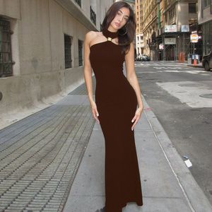 Robe de soirée longue élégante de haute qualité avec fente haute, boucle métallique, col halter, sans manches et dos nu pour femme - Product Image 6