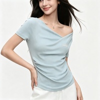 Camiseta de manga corta con hombros descubiertos y drapeado irregular estilo francés para mujer, top de verano sofisticado y favorecedor