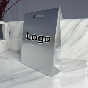 Borsa per lo shopping in <span class=keywords><strong>carta</strong></span> argentata per abbigliamento sportivo di marca, con manico a D e laminazione opaca - Product Image 2