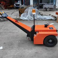 Tracteur de remorquage électrique compact, capacité de traction nominale de 3500 kg, chargeur 24 V 15 A, conçu pour la manutention de matériaux en atelier