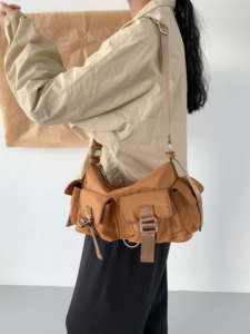 Bolso de hombro impermeable de gran capacidad para mujer, de nailon texturizado, moderno, informal, tipo bandolera. - Product Image 3