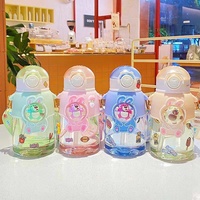 Bouteille portable pour enfants, motif dessin animé, en plastique écologique, avec sangle bandoulière, grande capacité, style mignon, avec paille intégrée