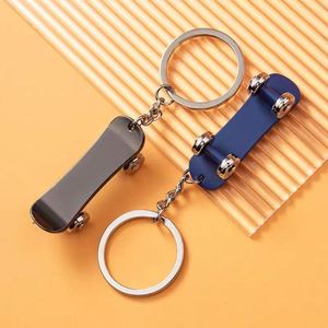 Porte-clés Mini Skateboard Mignon pour Femmes et Hommes, Porte-clés de Voiture Simulant un Scooter, Cadeau Souvenir pour les Amateurs de Skate - Product Image 2