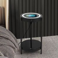 Nordisches Modernes Sofa mit Seitlichen Metallstreifen Couchtisch Stehlampe Wohnzimmer Kabellose Ladestation