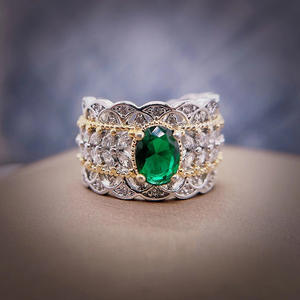 Anillo de cóctel de plata 925 para mujer Q731, con esmeralda de corte ovalado, engaste pavé y diseño floral, anillo fino para boda - Product Image 1