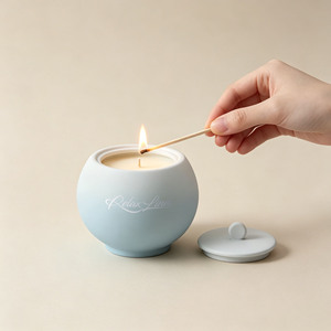 Candela Profumata in Cera di Soia Personalizzata con Logo e Etichetta su Misura Relaxlines, Regalo Romantico per Candele in Ceramica - Product Image 1