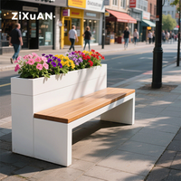 Bancs publics de rue commerciale et pots de fleurs, vous pouvez vous reposer lorsque vous êtes fatigué et apprécier les fleurs lorsque vous levez les yeux