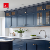 Armoire murale de cuisine Alland bleu marine, style Shaker moderne, finition laquée, allant jusqu'au plafond, pour cuisine sur mesure.