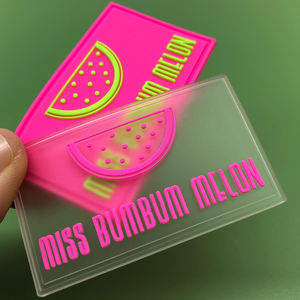 לוגו מובלט מותאם אישית תיקון גומי רך תלת מימד שקוף סיליקון PVC תיקון לבגדים - Product Image 1