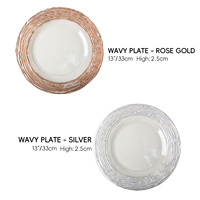 Assiettes de présentation transparentes en gros avec large bord texturé doré, 13 pouces, personnalisables en plusieurs couleurs pour banquets de mariage