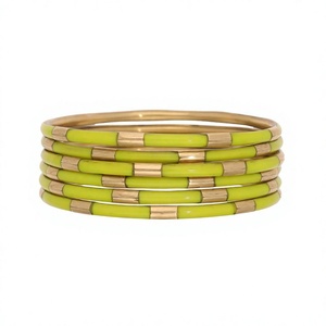 Brazalete de Latón con Resina y Baño de Oro, Hecho a Mano por Artesanos, para Mujer, Accesorio de Moda para Bodas, Personalizable - Product Image 1