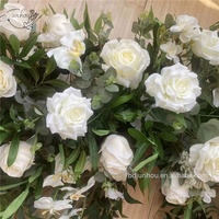 Hochzeitsblumen für Arrangements Tischdekoration Weiße Rosen und Grünpflanzen Blumenläufer zur Dekoration