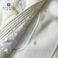 Veste en duvet d'hiver blanc pur de style designer, manteau en duvet court à col en laine avec capuche pour femme avec broderie personnalisée